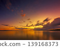石垣島上空的火紅夕陽將海面染成了絢麗的色彩。 139168373