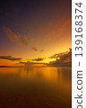 石垣島上空的火紅夕陽將海面染成了絢麗的色彩。 139168374