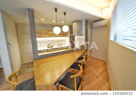 A kitchen where the counter and dining table are integrated. 139168532
