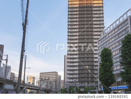 An everyday scene of a residential area and high-rise apartments under a blue sky. 139168591