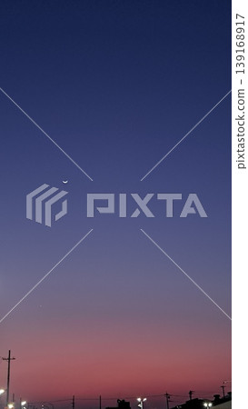 夕陽西下,夜幕降臨。 夕陽西下,夜幕降臨。 139168917