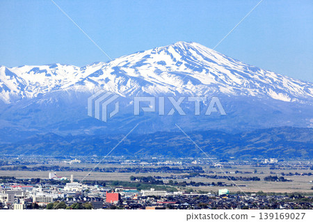 April 25, 2026: A panoramic view of Mount Chokai and the Shonai Plain (Tsuruoka townscape) April 25, 2026: A panoramic view of Mount Chokai and the Shonai Plain (Tsuruoka townscape) 139169027