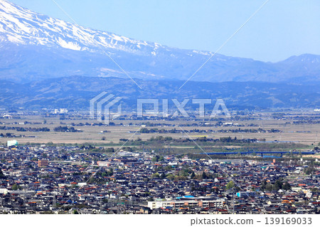 April 25, 2026: A panoramic view of Mount Chokai and the Shonai Plain (Tsuruoka townscape) 139169033