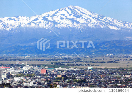 April 25, 2026: A panoramic view of Mount Chokai and the Shonai Plain (Tsuruoka townscape) 139169034