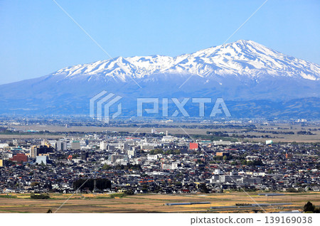 2026年4月25日：鳥海山與莊內平原的全景（鶴岡街景） 139169038
