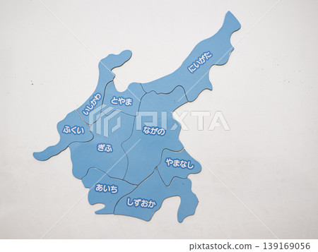 一幅以清新的藍色描繪的中部地區地圖拼圖。 139169056