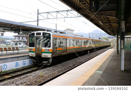 211 series train on the Agatsuma Line, Nakanojo Station, Gunma Prefecture 211 series train on the Agatsuma Line, Nakanojo Station, Gunma Prefecture 139169102