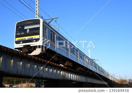 一列209系列車(C423編組)沿著內房線開往港市和總站。 一列209系列車(C423編組)沿著內房線開往港市和總站。 139169438