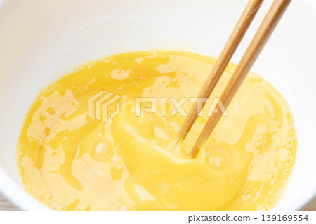 The scene of stirring eggs during the cooking process. The scene of stirring eggs during the cooking process. 139169554