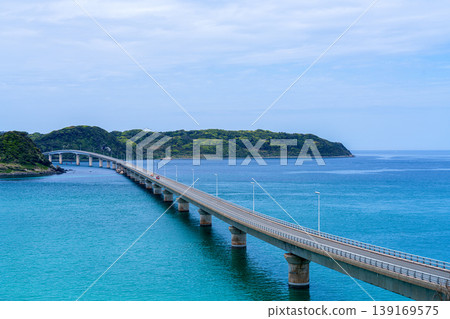 山口縣下關市角島的壯麗景色:橫跨鈷藍色大海的角島大橋(直道段)。 山口縣下關市角島的壯麗景色:橫跨鈷藍色大海的角島大橋(直道段)。 139169575