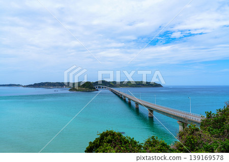 山口縣下關市角島的壯麗景色：橫跨鈷藍色大海的角島大橋（全景）。 139169578