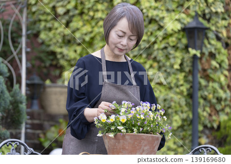 老年婦女們在自家院子裡享受園藝的樂趣 139169680