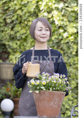 老年婦女們在自家院子裡享受園藝的樂趣 139169689