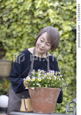 老年婦女們在自家院子裡享受園藝的樂趣 139169694