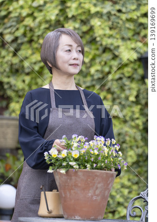 老年婦女們在自家院子裡享受園藝的樂趣 139169699