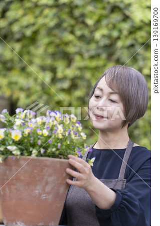 老年婦女們在自家院子裡享受園藝的樂趣 139169700