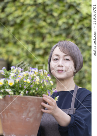 老年婦女們在自家院子裡享受園藝的樂趣 老年婦女們在自家院子裡享受園藝的樂趣 139169701
