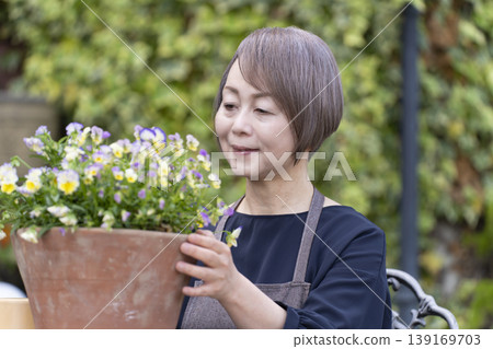 老年婦女們在自家院子裡享受園藝的樂趣 139169703