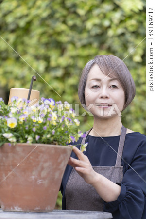 老年婦女們在自家院子裡享受園藝的樂趣 139169712