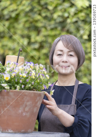 老年婦女們在自家院子裡享受園藝的樂趣 139169713