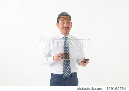 一位老人拿著智慧型手機 一位老人拿著智慧型手機 139169764