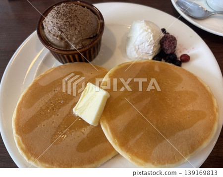 盤子上的煎餅 盤子上的煎餅 139169813
