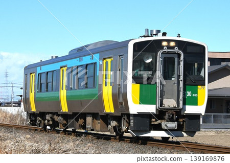 KiHa E130 系列 100 系列車在久留裡線行駛，開往上總龜山。 139169876