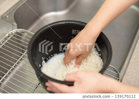 婦女磨礪米飯 139170112