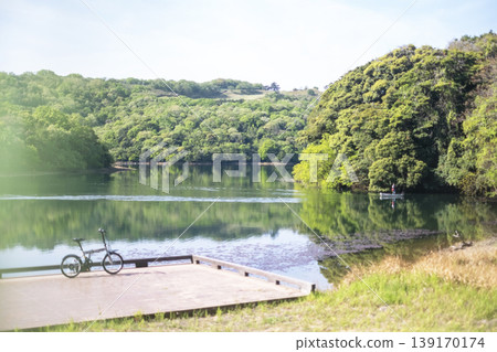 The image of enjoying the fresh greenery of Tanamagaike Pond while cycling. The image of enjoying the fresh greenery of Tanamagaike Pond while cycling. 139170174