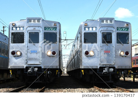 秩父鐵道5000系列車停靠車輛段（顯示「禦花畑」目的地） 139170437