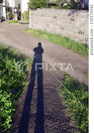 The riverbank in the morning, long shadows 139170592