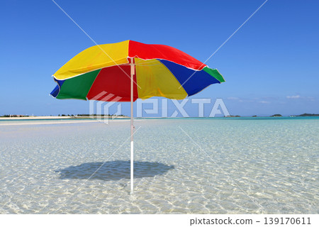 美麗的大海和沙灘傘 美麗的大海和沙灘傘 139170611