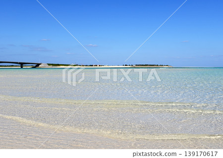 潔白的沙灘與清澈的海浪 潔白的沙灘與清澈的海浪 139170617
