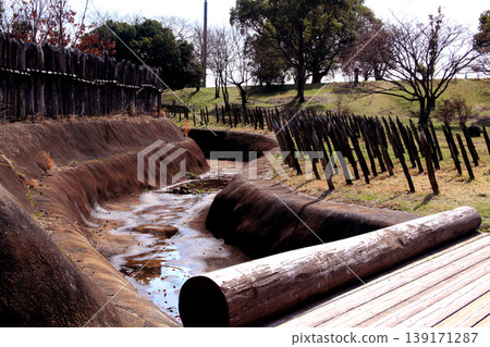 Yoshinogari Historical Park, a tourist spot in Saga Prefecture, is a facility where you can experience and learn about the atmosphere of the Yayoi period. 139171287