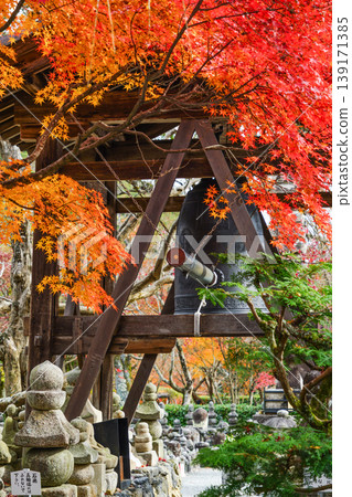 足野念佛寺:鐘樓與秋葉 足野念佛寺:鐘樓與秋葉 139171385