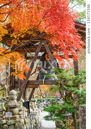 足野念佛寺:鐘樓與秋葉 足野念佛寺:鐘樓與秋葉 139171386