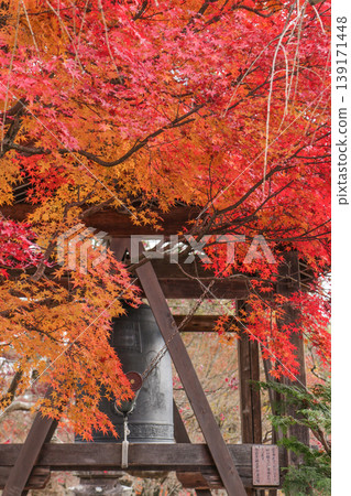 Adashino Nenbutsu-ji Temple: Bell Tower and Autumn Leaves Adashino Nenbutsu-ji Temple: Bell Tower and Autumn Leaves 139171448
