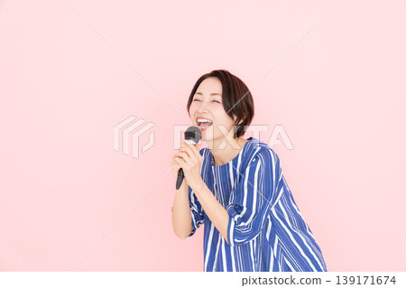 中年婦女唱卡拉OK 139171674