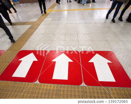 東京火車站內地面上張貼的箭頭指示著來往的人群。 139172065