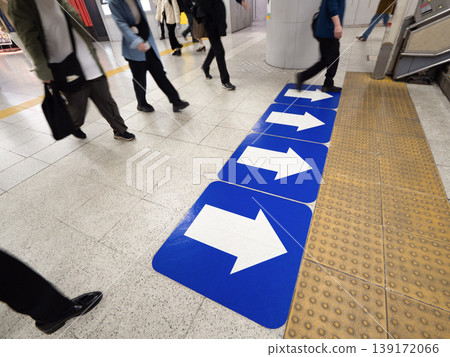 東京火車站內地面上張貼的箭頭指示著來往的人群。 139172066
