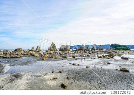 Hashigui-iwa (Kii Peninsula) Hashigui-iwa (Kii Peninsula) 139172072