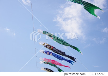 鯉魚飄帶游泳在藍天 鯉魚飄帶游泳在藍天 139172765