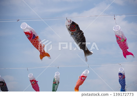 鯉魚飄帶游泳在藍天 鯉魚飄帶游泳在藍天 139172773