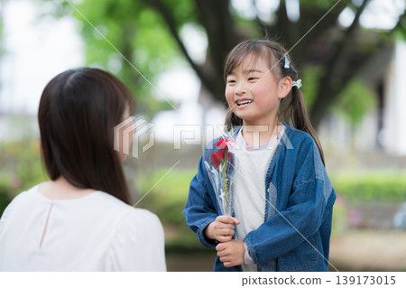 母親節這天,孩子們會送花給母親,並說:“媽媽,謝謝您為我做的一切。” 母親節這天,孩子們會送花給母親,並說:“媽媽,謝謝您為我做的一切。” 139173015