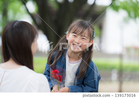 母親節這天,孩子們會送花給母親,並說:“媽媽,謝謝您為我做的一切。” 母親節這天,孩子們會送花給母親,並說:“媽媽,謝謝您為我做的一切。” 139173016