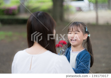 On Mother's Day, children give flowers to their mothers, expressing their gratitude with the words, "Thank you for everything, Mom." On Mother's Day, children give flowers to their mothers, expressing their gratitude with the words, "Thank you for everything, Mom." 139173017