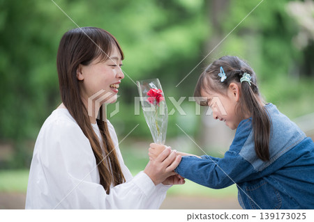 母親節這天，孩子們會送花給母親，並說：“媽媽，謝謝您為我做的一切。” 139173025