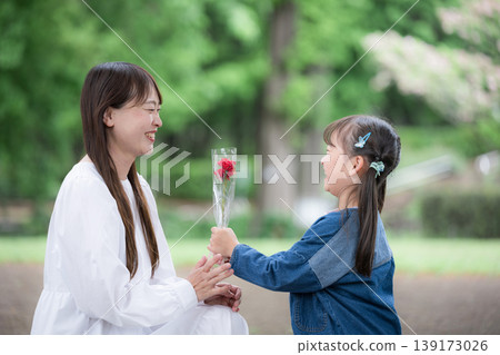 母親節這天，孩子們會送花給母親，並說：“媽媽，謝謝您為我做的一切。” 139173026