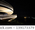 日野山環是一座雙環建築，在夜景中格外醒目。 139173379
