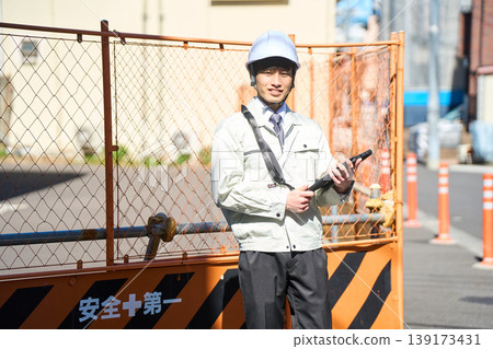 一名男性工地主管正拿著平板電腦查看施工現場的狀況。 一名男性工地主管正拿著平板電腦查看施工現場的狀況。 139173431